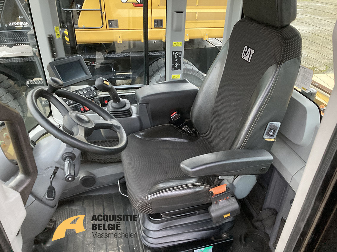 Wheel loader CATERPILLAR 930M: picture 8