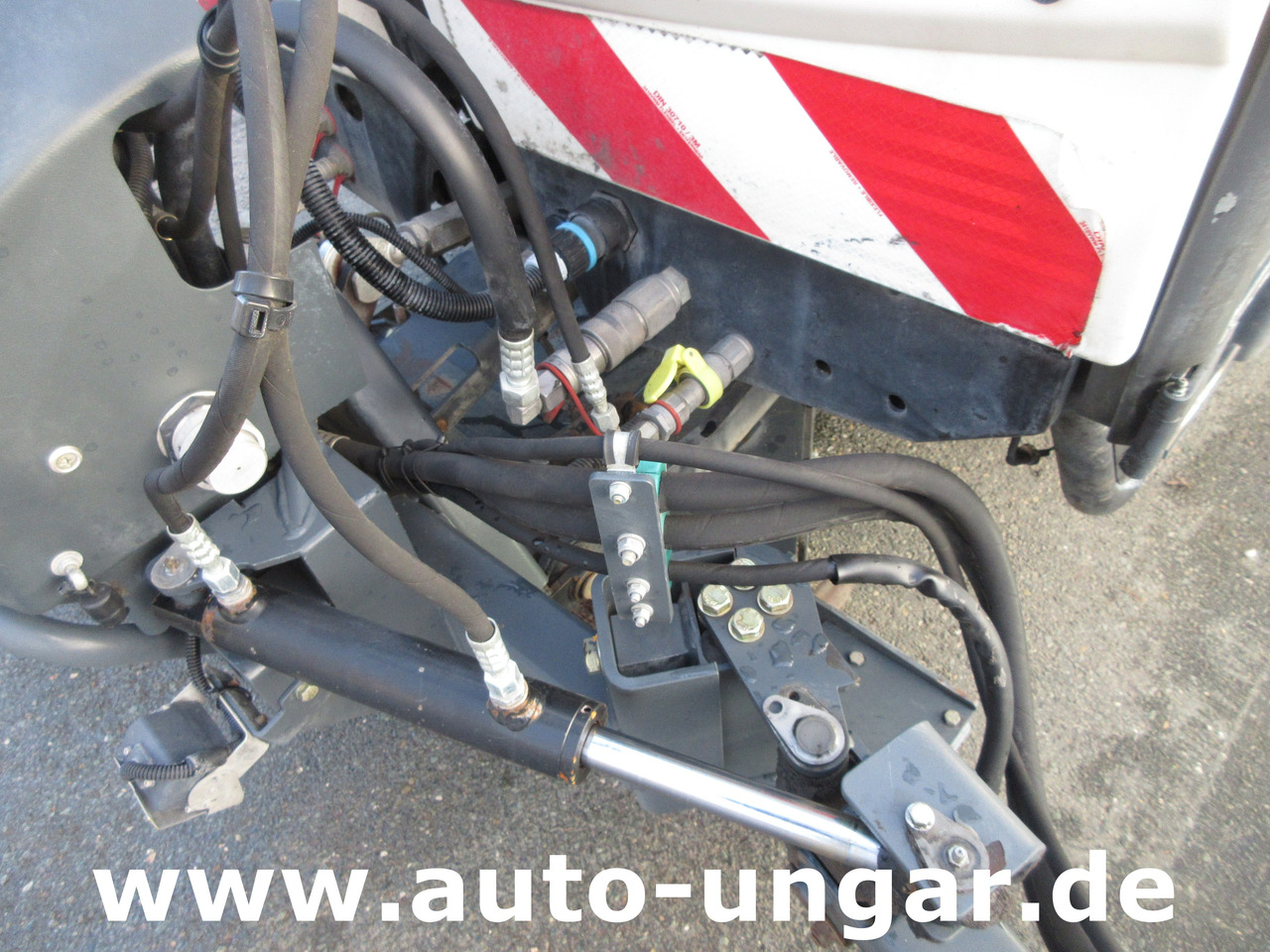 Hako CityMaster CM2000 2 Besen Baujahr 2015 Kehrmaschine 4-Rad-Lenkung - Road sweeper: picture 5 Hako CityMaster CM2000 2 Besen Baujahr 2015 Kehrmaschine 4-Rad-Lenkung - Road sweeper: picture 5