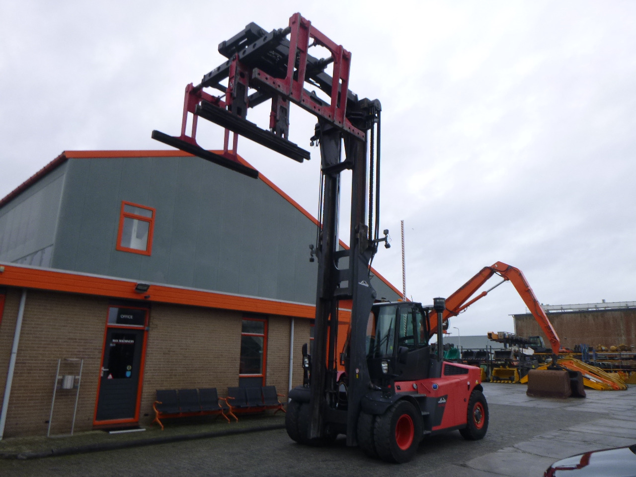 LINDE H140/1200-02 - Diesel forklift: picture 5 LINDE H140/1200-02 - Diesel forklift: picture 5
