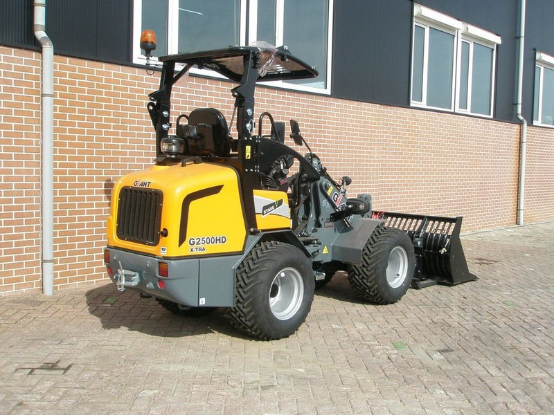 Giant G2500 - Compact track loader: picture 4 Giant G2500 - Compact track loader: picture 4