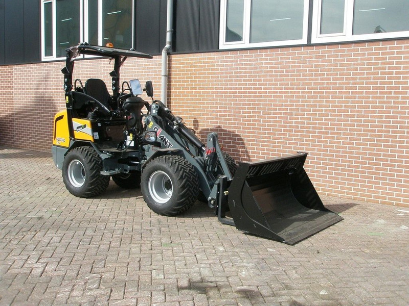 Giant G2500 - Compact track loader: picture 3 Giant G2500 - Compact track loader: picture 3