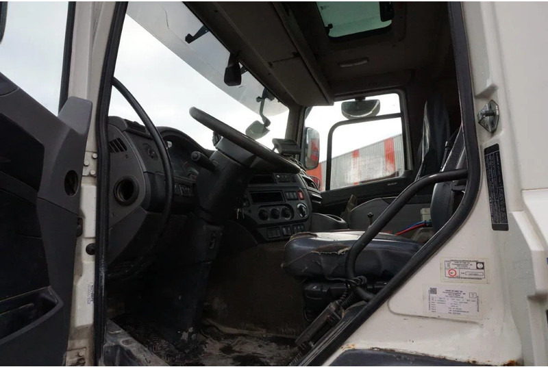 Interior photo 2: Hook lift truck DAF CF410 / ENGINE RUNNING / DEB / ACC / LWDS / HOOK 18TON / LIFT AXLE / ONLY:375782 KM / AIRCO / AUTOMATIC / EURO-6 / 2016