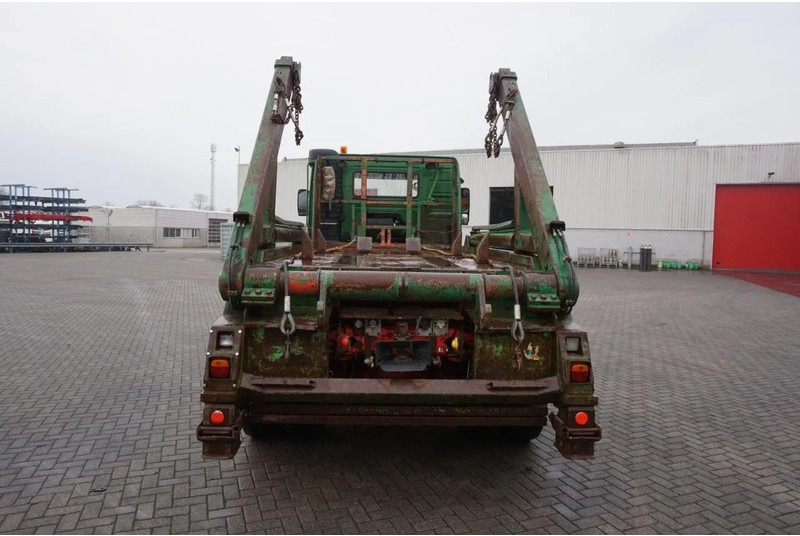 Skip loader truck Volvo FM12-420 / ENGINE RUNNING / 4X4 / HYDRAULICS / BIG AXLE / ONLY:510426 KM / FULL STEEL / EURO-3 / 2001: picture 6