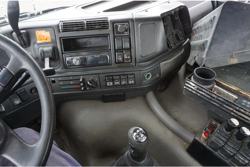 Skip loader truck Volvo FM12-420 / ENGINE RUNNING / 4X4 / HYDRAULICS / BIG AXLE / ONLY:510426 KM / FULL STEEL / EURO-3 / 2001: picture 19
