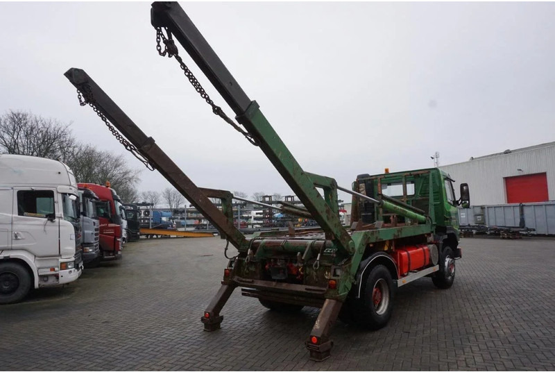Skip loader truck Volvo FM12-420 / ENGINE RUNNING / 4X4 / HYDRAULICS / BIG AXLE / ONLY:510426 KM / FULL STEEL / EURO-3 / 2001: picture 10