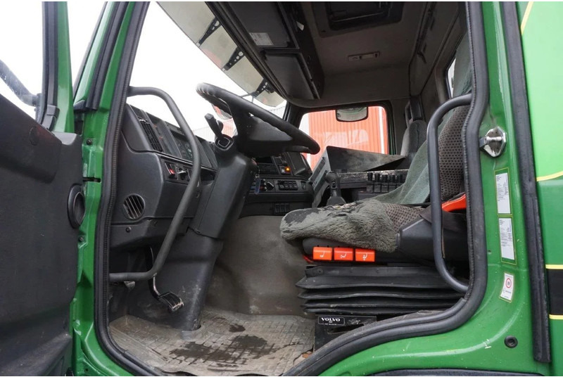 Interior photo 1: Skip loader truck Volvo FM12-420 / ENGINE RUNNING / 4X4 / HYDRAULICS / BIG AXLE / ONLY:510426 KM / FULL STEEL / EURO-3 / 2001