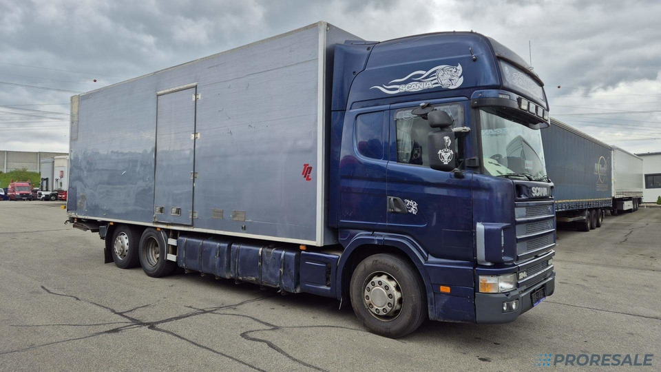 SCANIA R124 LB 6X2 EURO 3 - skříňový + hydraulické čelo - Box truck: picture 1 SCANIA R124 LB 6X2 EURO 3 - skříňový + hydraulické čelo - Box truck: picture 1