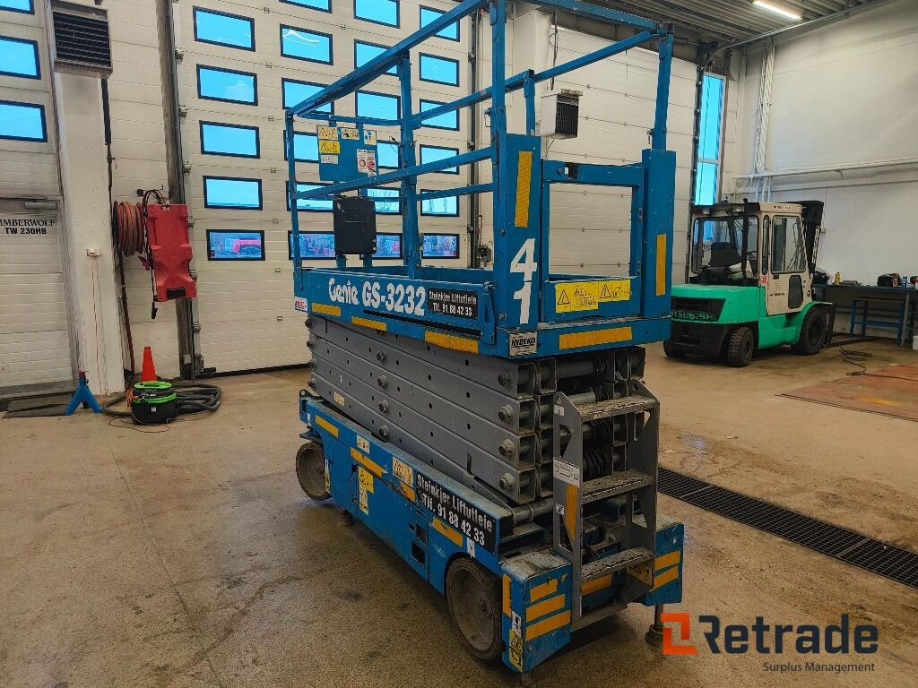 Genie GS-3232, 12m, Sakselift med støttelabber - Construction machinery: picture 5 Genie GS-3232, 12m, Sakselift med støttelabber - Construction machinery: picture 5