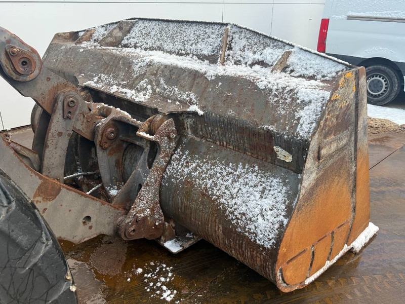 Wheel loader Volvo L120H - 3rd Function / Quick Coupler: picture 20 Wheel loader Volvo L120H - 3rd Function / Quick Coupler: picture 20