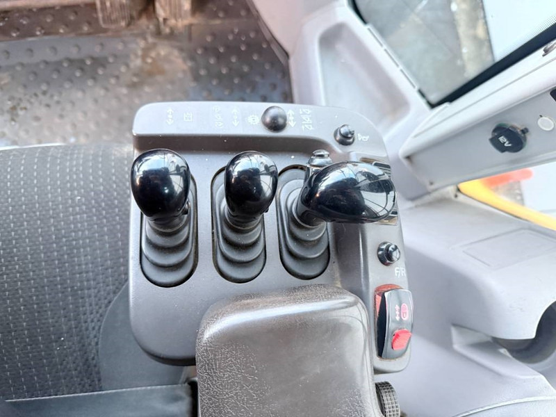 Wheel loader Volvo L120H - 3rd Function / Quick Coupler: picture 11 Wheel loader Volvo L120H - 3rd Function / Quick Coupler: picture 11