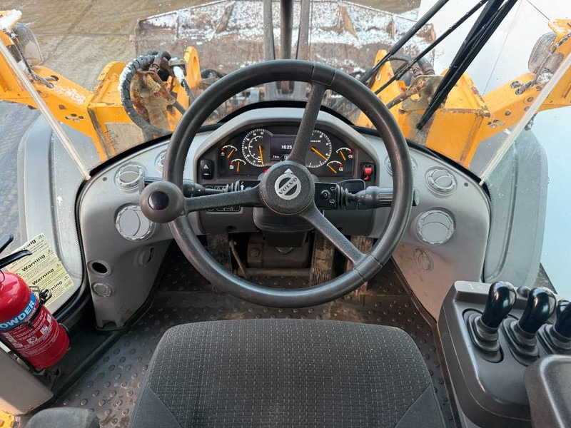 Wheel loader Volvo L120H - 3rd Function / Quick Coupler: picture 9 Wheel loader Volvo L120H - 3rd Function / Quick Coupler: picture 9