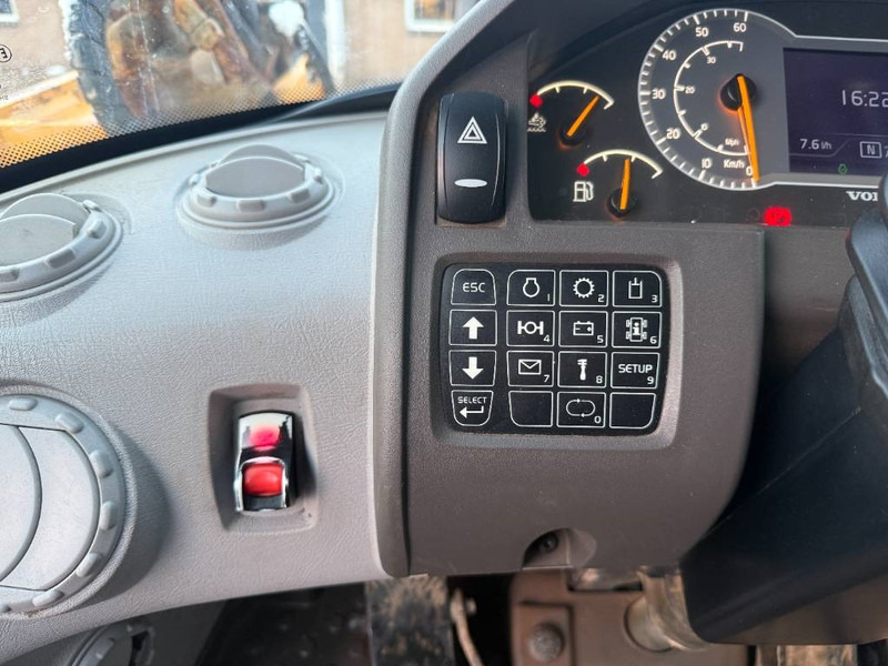 Wheel loader Volvo L120H - 3rd Function / Quick Coupler: picture 15 Wheel loader Volvo L120H - 3rd Function / Quick Coupler: picture 15