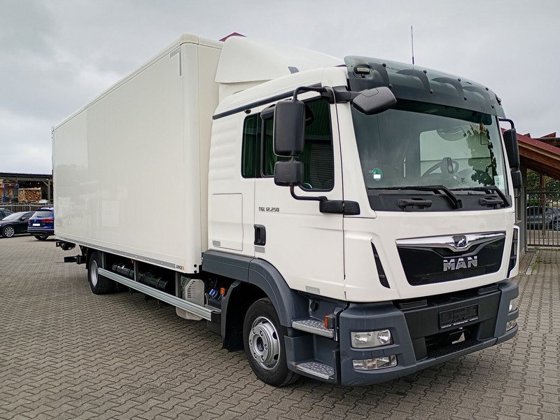 MAN 12.250 Koffer 4X2 Euro6 LBW AHK (35) - Box truck: picture 2 MAN 12.250 Koffer 4X2 Euro6 LBW AHK (35) - Box truck: picture 2