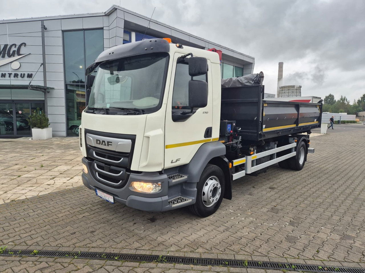 DAF LF 210 HDS HMF / Kipper / Like NEW - Tipper, Crane truck: picture 1 DAF LF 210 HDS HMF / Kipper / Like NEW - Tipper, Crane truck: picture 1