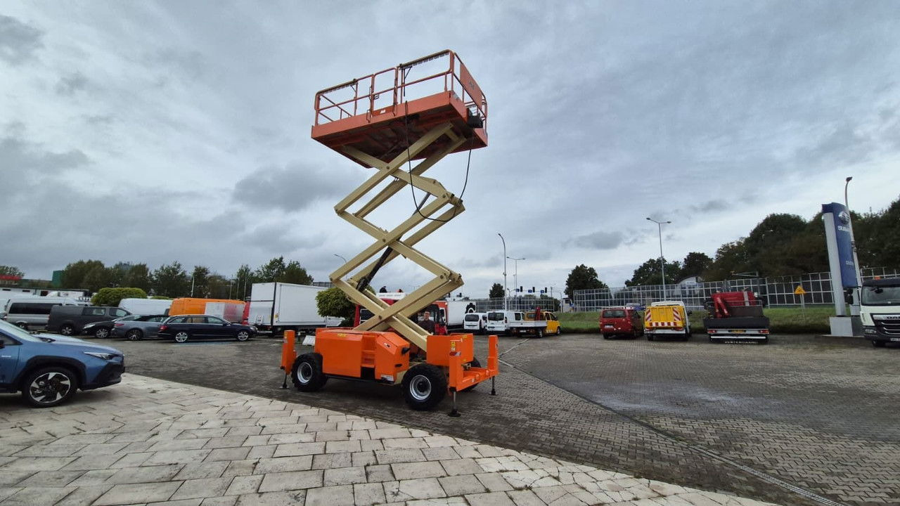 JLG 3394RT / 4X4 / 1 Owner - Scissor lift: picture 2 JLG 3394RT / 4X4 / 1 Owner - Scissor lift: picture 2