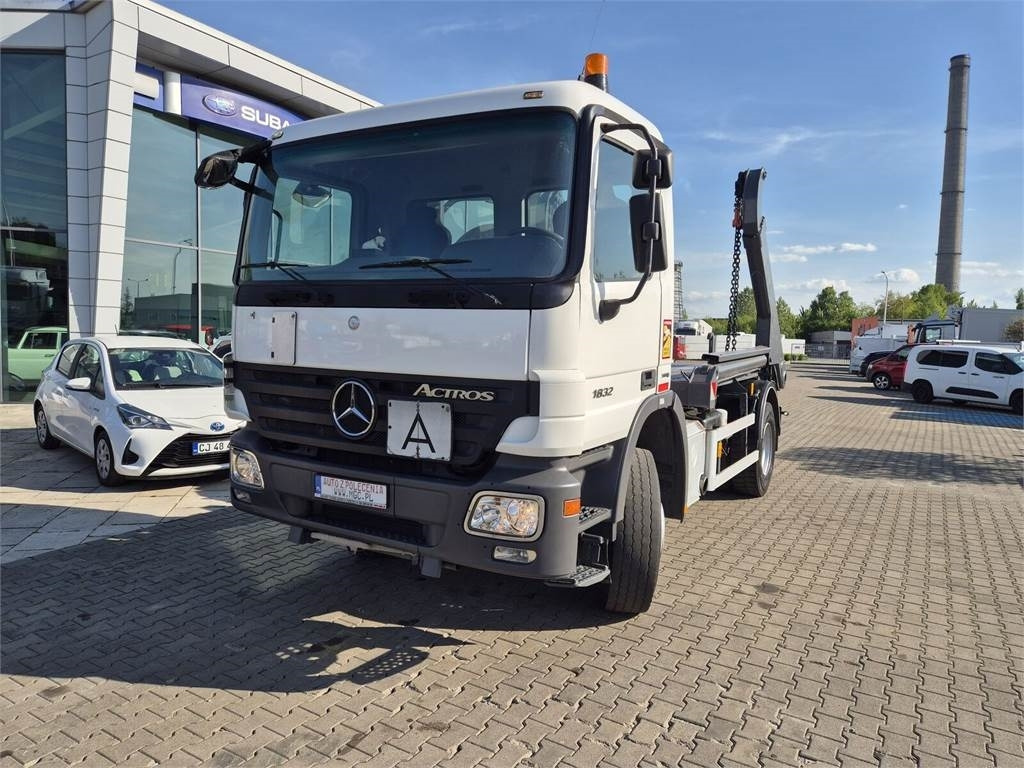 Mercedes-Benz Actros 1832 / FORNAL 180 / 1 OWNER / SERVICED! - Skip loader truck: picture 3 Mercedes-Benz Actros 1832 / FORNAL 180 / 1 OWNER / SERVICED! - Skip loader truck: picture 3