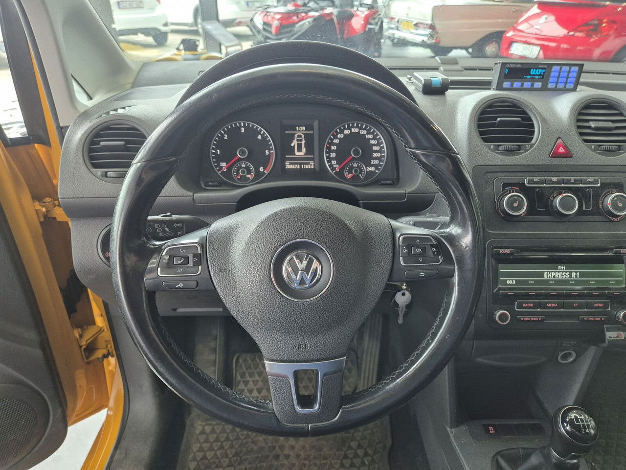 Small van Volkswagen Caddy 2.0 TDi Maxi / 4Motion 4X4 / 1 Owner / Serviced: picture 30