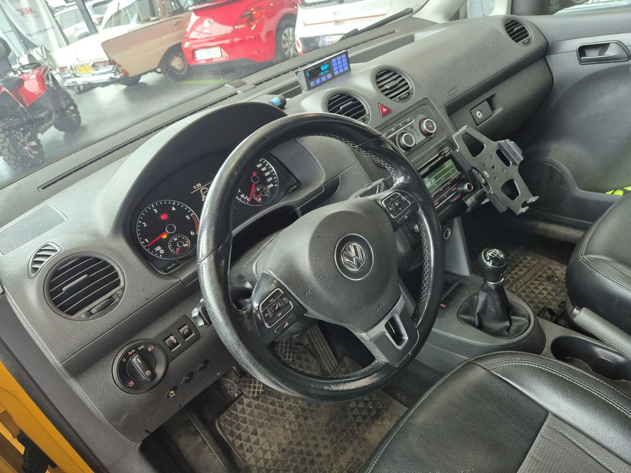 Small van Volkswagen Caddy 2.0 TDi Maxi / 4Motion 4X4 / 1 Owner / Serviced: picture 26