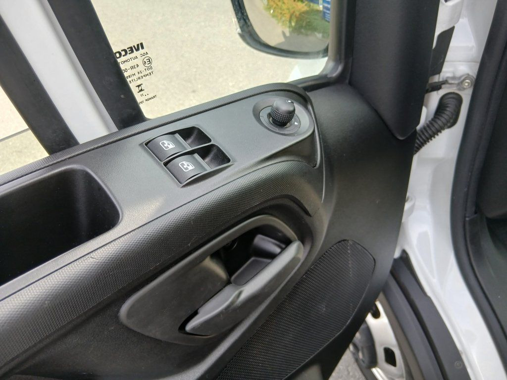 Closed box van Iveco 35C16 Daily: picture 14