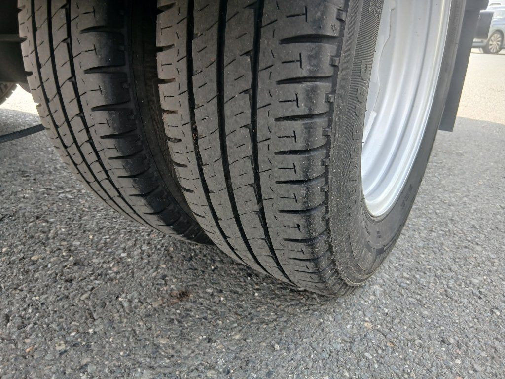 Closed box van Iveco 35C16 Daily: picture 8