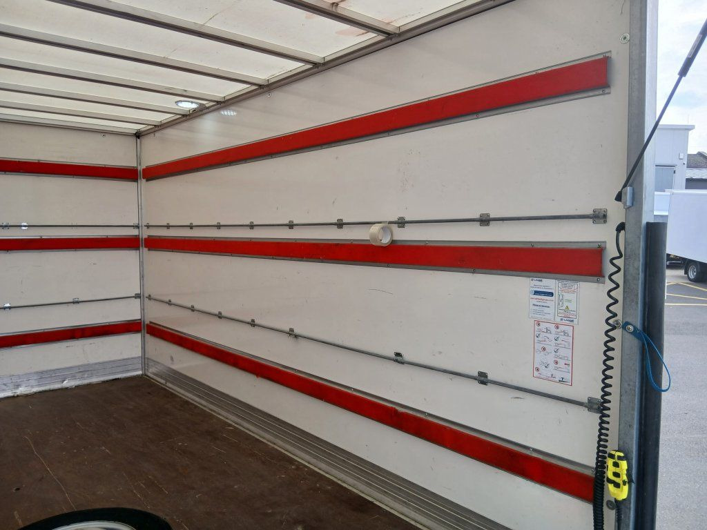 Closed box van Iveco 35C16 Daily: picture 18