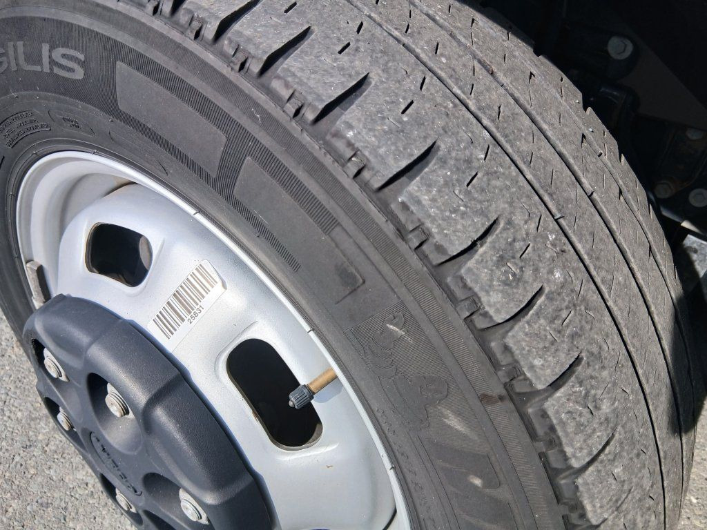 Closed box van Iveco 35C16 Daily: picture 9