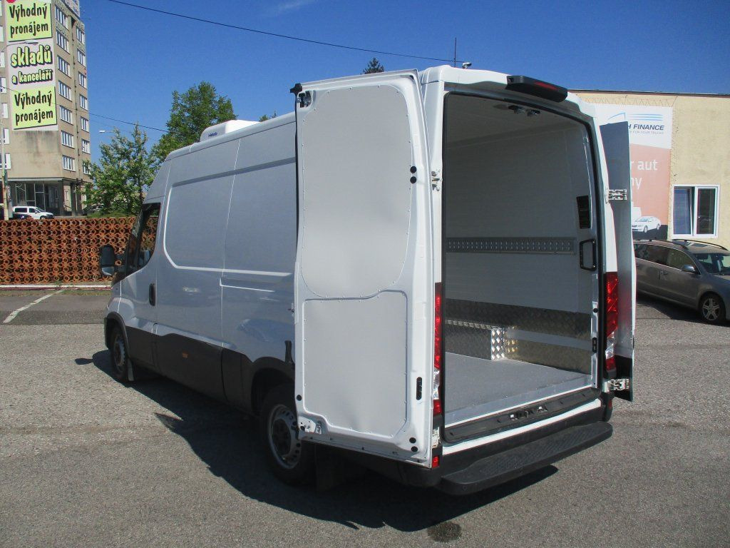 Refrigerated delivery van Iveco Daily 35S16 2.3L: picture 12