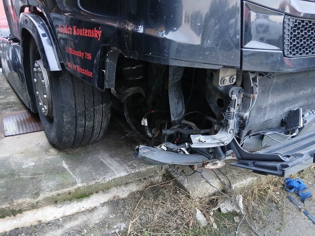Scania R450 MEGA/lowdeck Unfall / damage - Tractor truck: picture 4 Scania R450 MEGA/lowdeck Unfall / damage - Tractor truck: picture 4