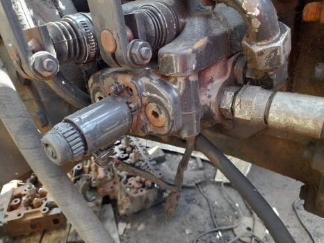 Massey Ferguson 6160, Fiaf F Valtra 6400 Hydraulic Lift Control Valve V31287110 - Hydraulics: picture 2 Massey Ferguson 6160, Fiaf F Valtra 6400 Hydraulic Lift Control Valve V31287110 - Hydraulics: picture 2