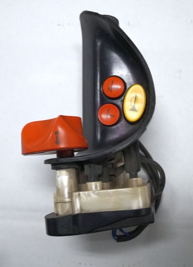 Linde 1443605100 | Rijschakelaar Control handle Control module - Electrical system for Material handling equipment: picture 1 Linde 1443605100 | Rijschakelaar Control handle Control module - Electrical system for Material handling equipment: picture 1