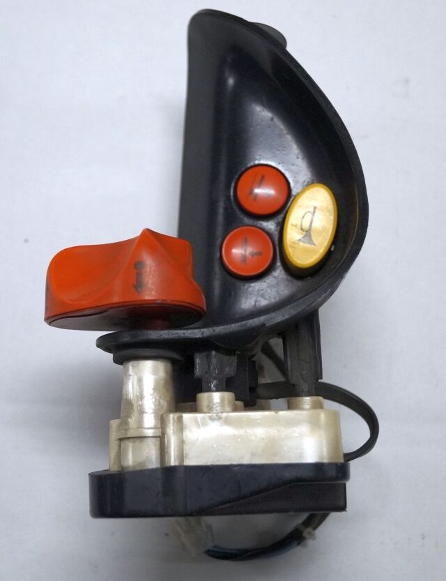 Linde 1443605100 | Rijschakelaar Control handle Control module - Electrical system for Material handling equipment: picture 1 Linde 1443605100 | Rijschakelaar Control handle Control module - Electrical system for Material handling equipment: picture 1