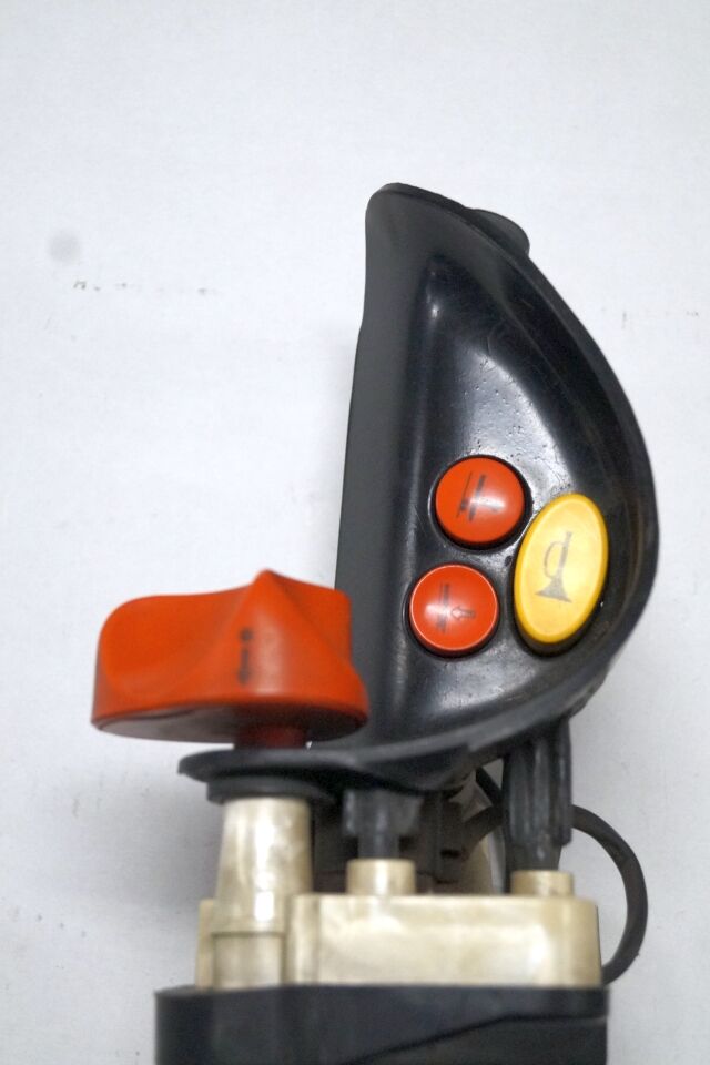 Linde 1443605100 | Rijschakelaar Control handle Control module - Electrical system for Material handling equipment: picture 1 Linde 1443605100 | Rijschakelaar Control handle Control module - Electrical system for Material handling equipment: picture 1
