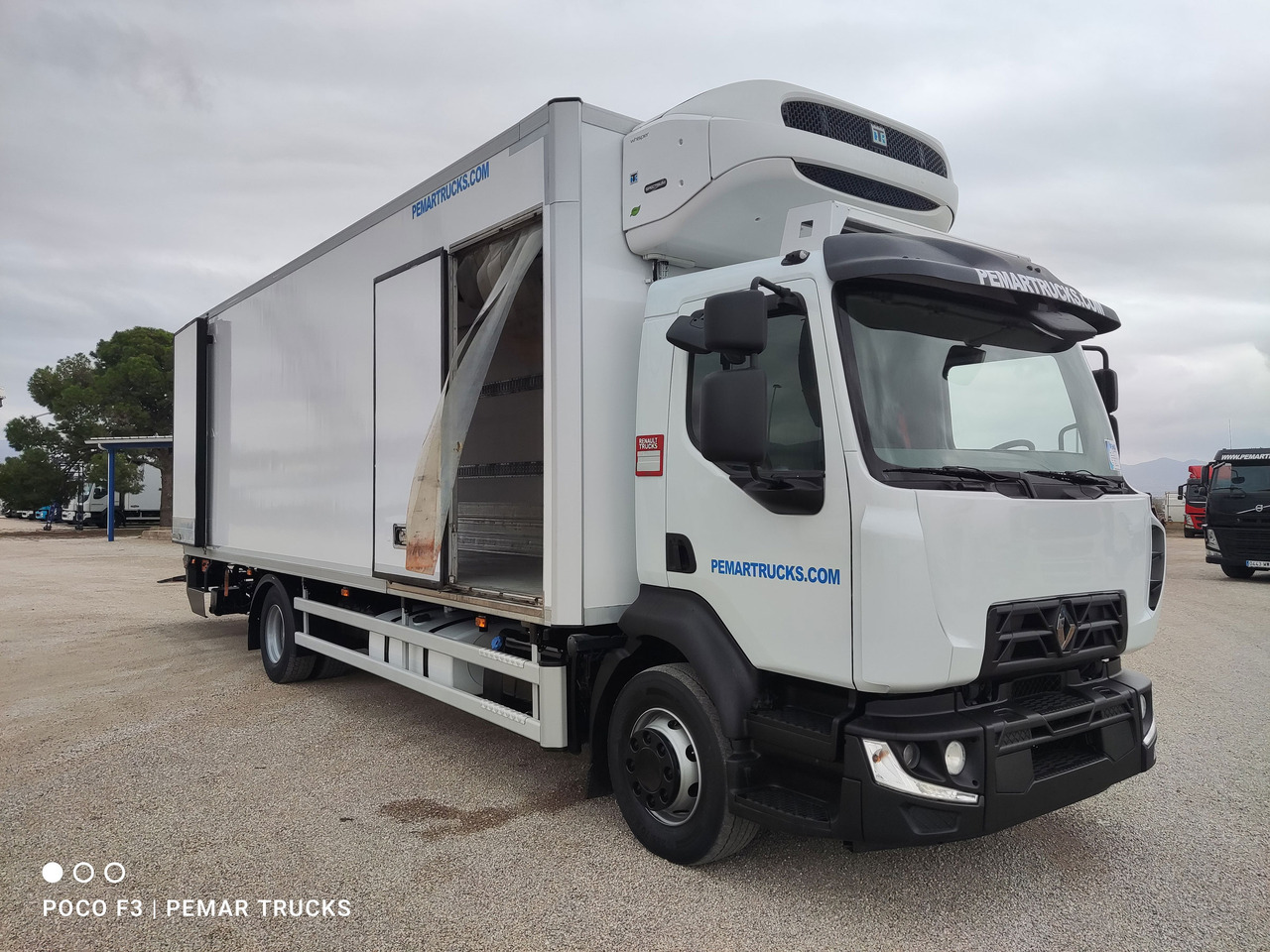Refrigerator truck RENAULT MIDLUM D16 240 EURO 6: picture 10
