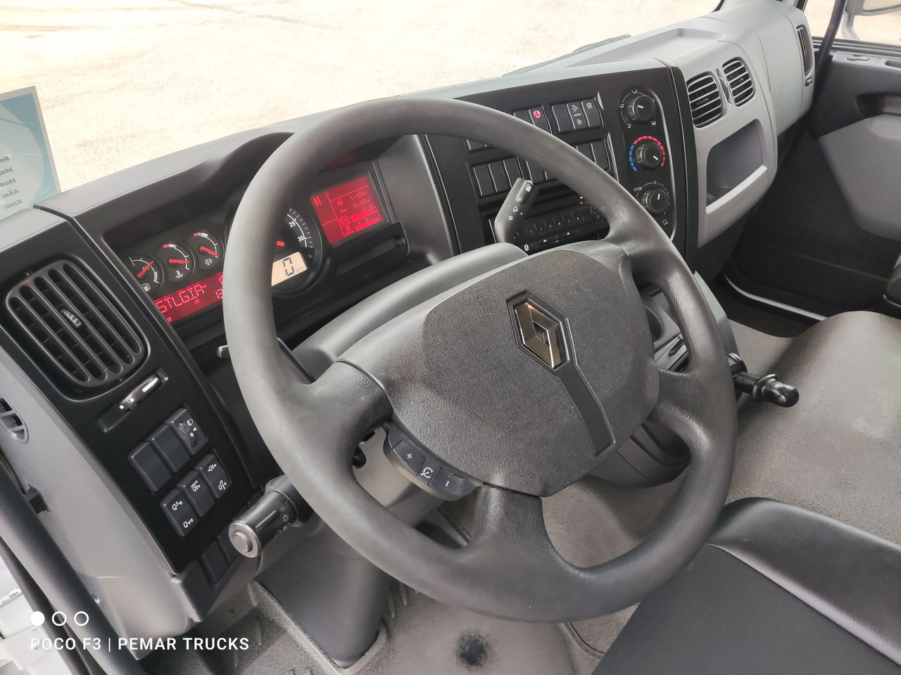 Refrigerator truck RENAULT MIDLUM D16 240 EURO 6: picture 25