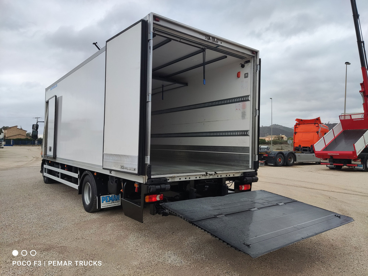 Refrigerator truck RENAULT MIDLUM D16 240 EURO 6: picture 15