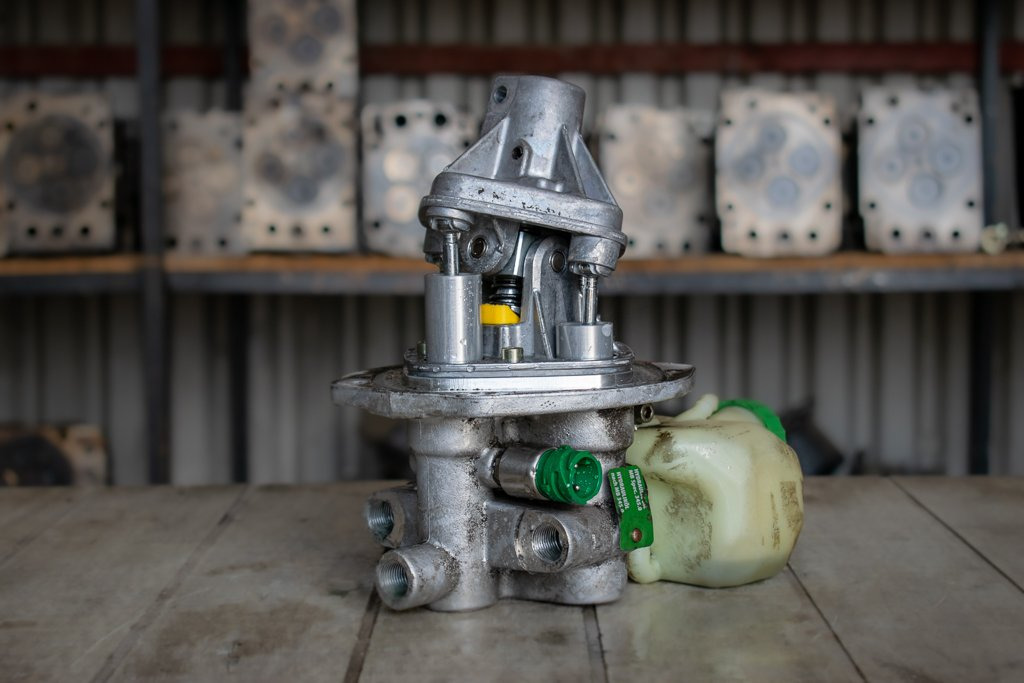 MERCEDES-BENZ AXOR II HYDRAULIC LEVER - Hydraulics for Truck: picture 1 MERCEDES-BENZ AXOR II HYDRAULIC LEVER - Hydraulics for Truck: picture 1