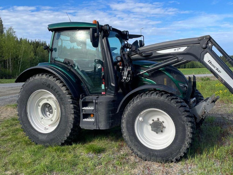 Valtra N154E Versu SmartTouch MR19 Valtra N154E Versu SmartTouch MR19 med frontlastare Quicke Q5M - Farm tractor: picture 4 Valtra N154E Versu SmartTouch MR19 Valtra N154E Versu SmartTouch MR19 med frontlastare Quicke Q5M - Farm tractor: picture 4