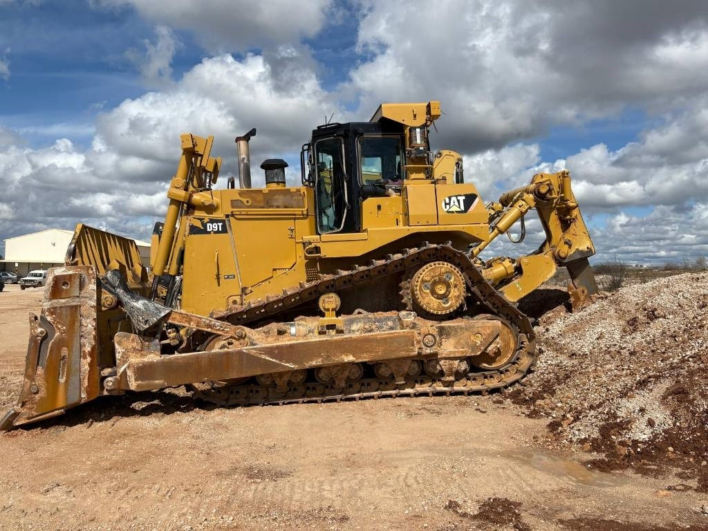 CAT D 9 T (CE Certified / New Undercarriage) - Bulldozer: picture 2 CAT D 9 T (CE Certified / New Undercarriage) - Bulldozer: picture 2