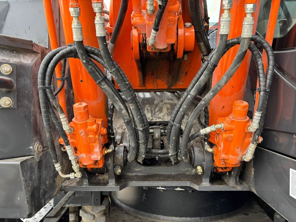 Wheel excavator Hitachi ZX 140 W-5B: picture 17