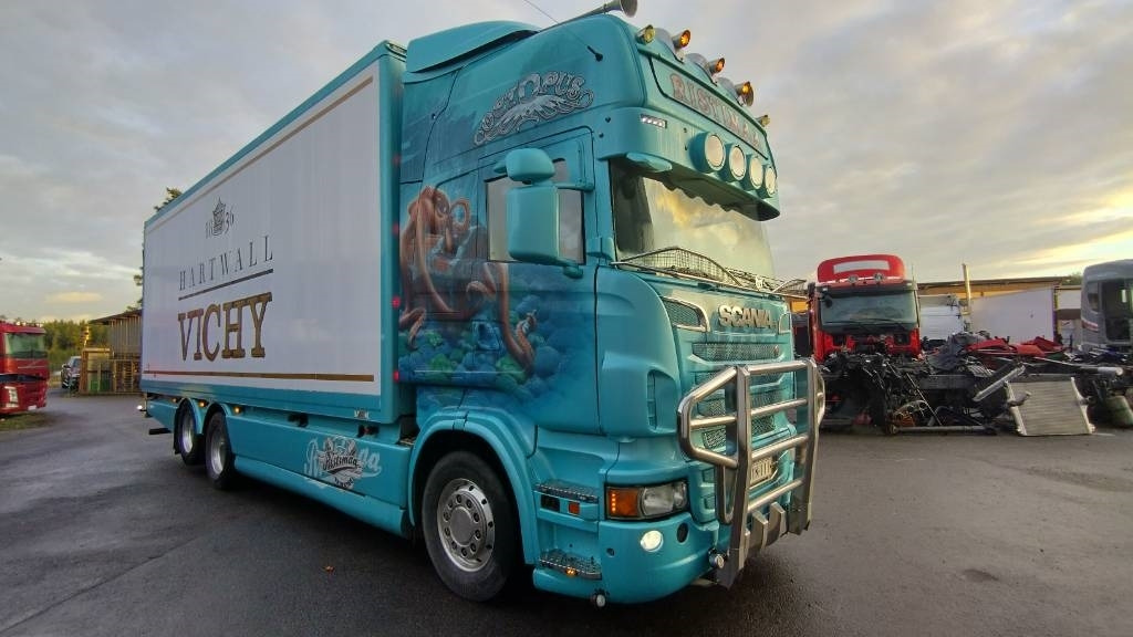 Scania R560 6x2 8,35m umpikori +pl-nostin - Box truck: picture 2 Scania R560 6x2 8,35m umpikori +pl-nostin - Box truck: picture 2