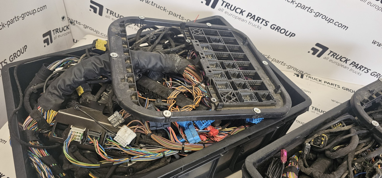 Mersedes-Benz Actros MP4 bumper wiring harness 0078013254, XVK82002234, 9615408113, 9615408013, 0064703824, 4711503933, XVK87000186, 9614400358, 4711503420, 4711504320, 4711509733, 0005401633, XVK8800 - Cables/ Wire harness for Truck: picture 3 Mersedes-Benz Actros MP4 bumper wiring harness 0078013254, XVK82002234, 9615408113, 9615408013, 0064703824, 4711503933, XVK87000186, 9614400358, 4711503420, 4711504320, 4711509733, 0005401633, XVK8800 - Cables/ Wire harness for Truck: picture 3