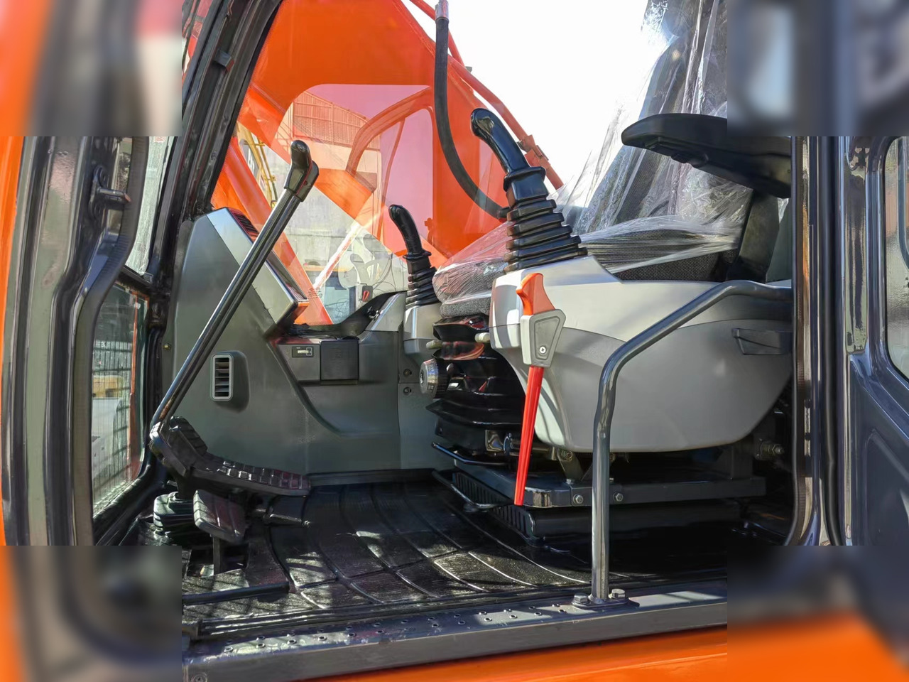 DOOSAN DX225 LC - Crawler excavator: picture 3 DOOSAN DX225 LC - Crawler excavator: picture 3