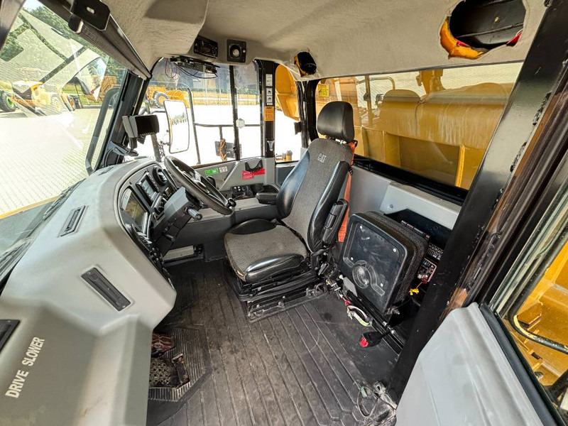 Rigid dumper/ Rock truck Cat 772G: picture 18