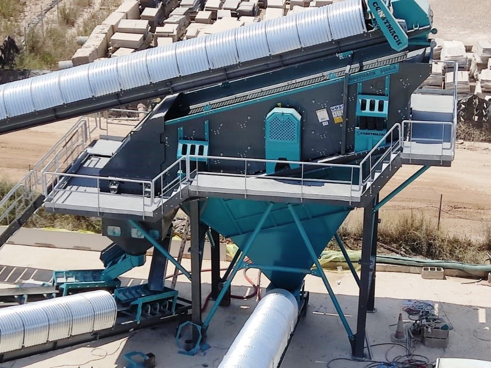 Constmach 140-180 Tph Vibrationssiebmaschine 2-3-4 Etappen 1800x5000 mm - Screener: picture 3 Constmach 140-180 Tph Vibrationssiebmaschine 2-3-4 Etappen 1800x5000 mm - Screener: picture 3