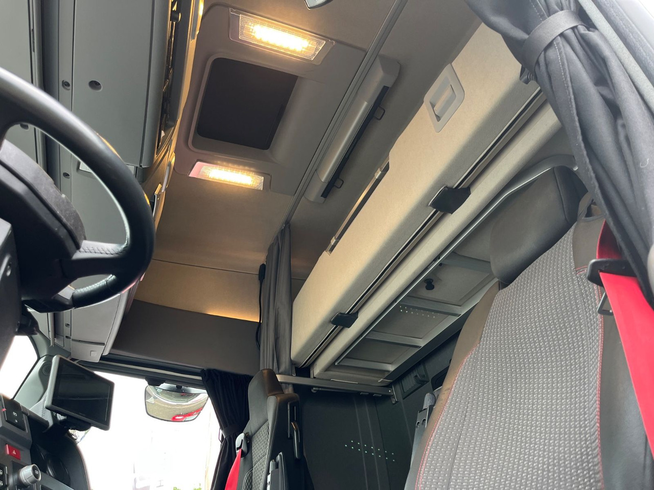 Tractor truck Renault T480: picture 9 Tractor truck Renault T480: picture 9