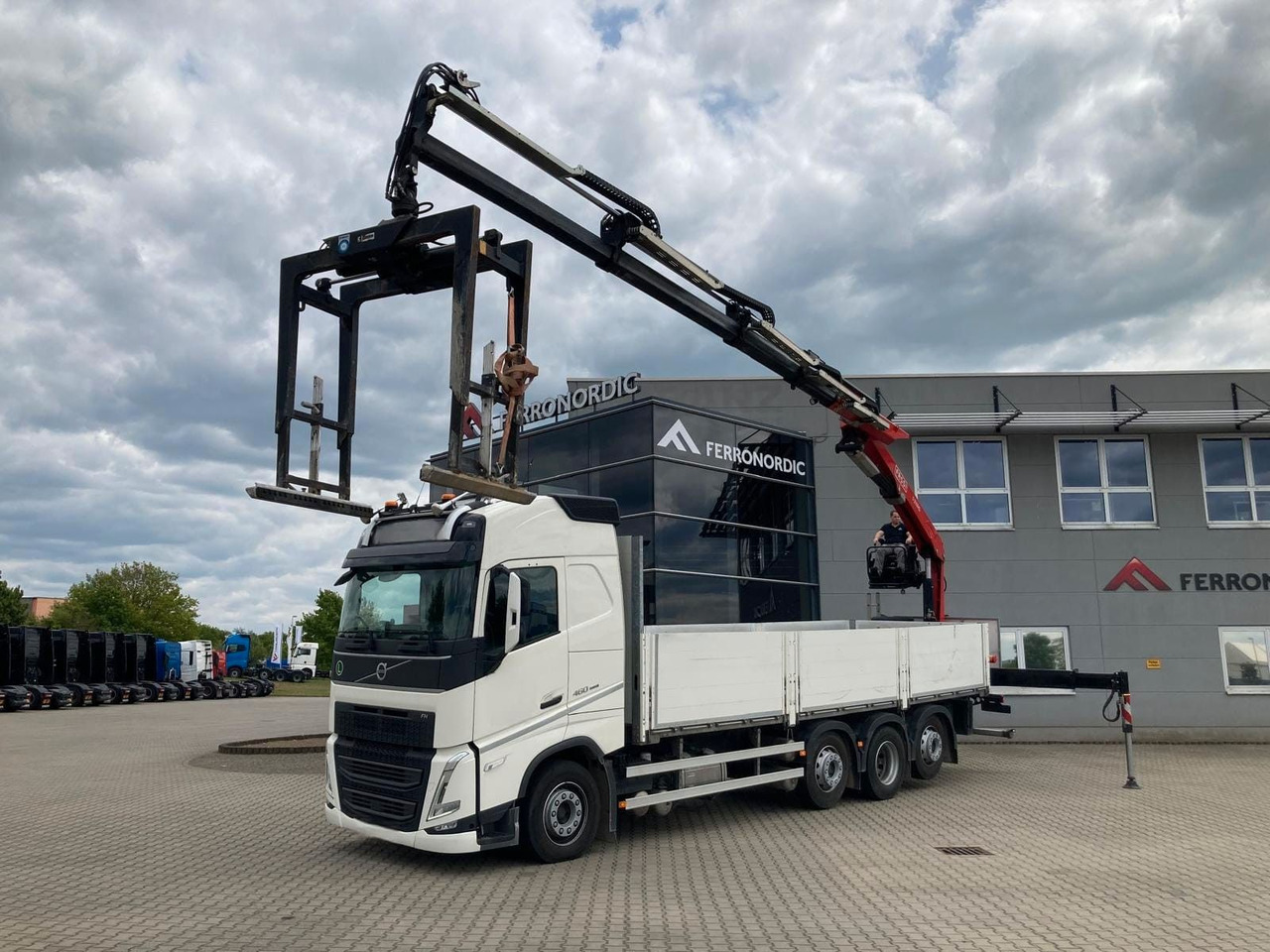 Volvo FH460 8x2 TRIDEM VLA&NLA gelenkt*FASSI F215AS.24 - Crane truck: picture 2 Volvo FH460 8x2 TRIDEM VLA&NLA gelenkt*FASSI F215AS.24 - Crane truck: picture 2