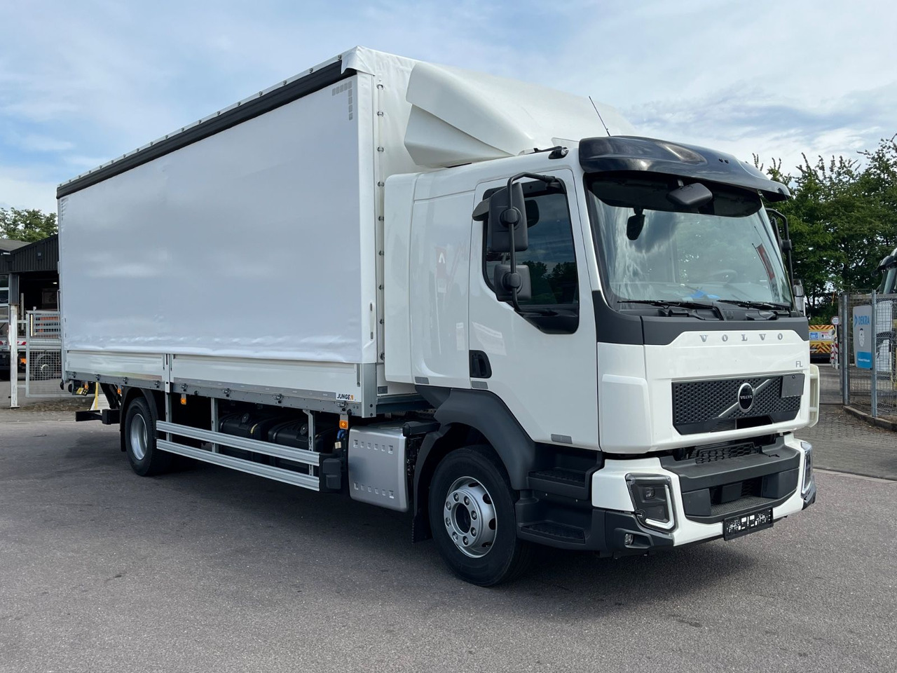 Volvo FL 14.245 Junge Schiebeplanenaufbau LBW - Curtain side truck: picture 4 Volvo FL 14.245 Junge Schiebeplanenaufbau LBW - Curtain side truck: picture 4