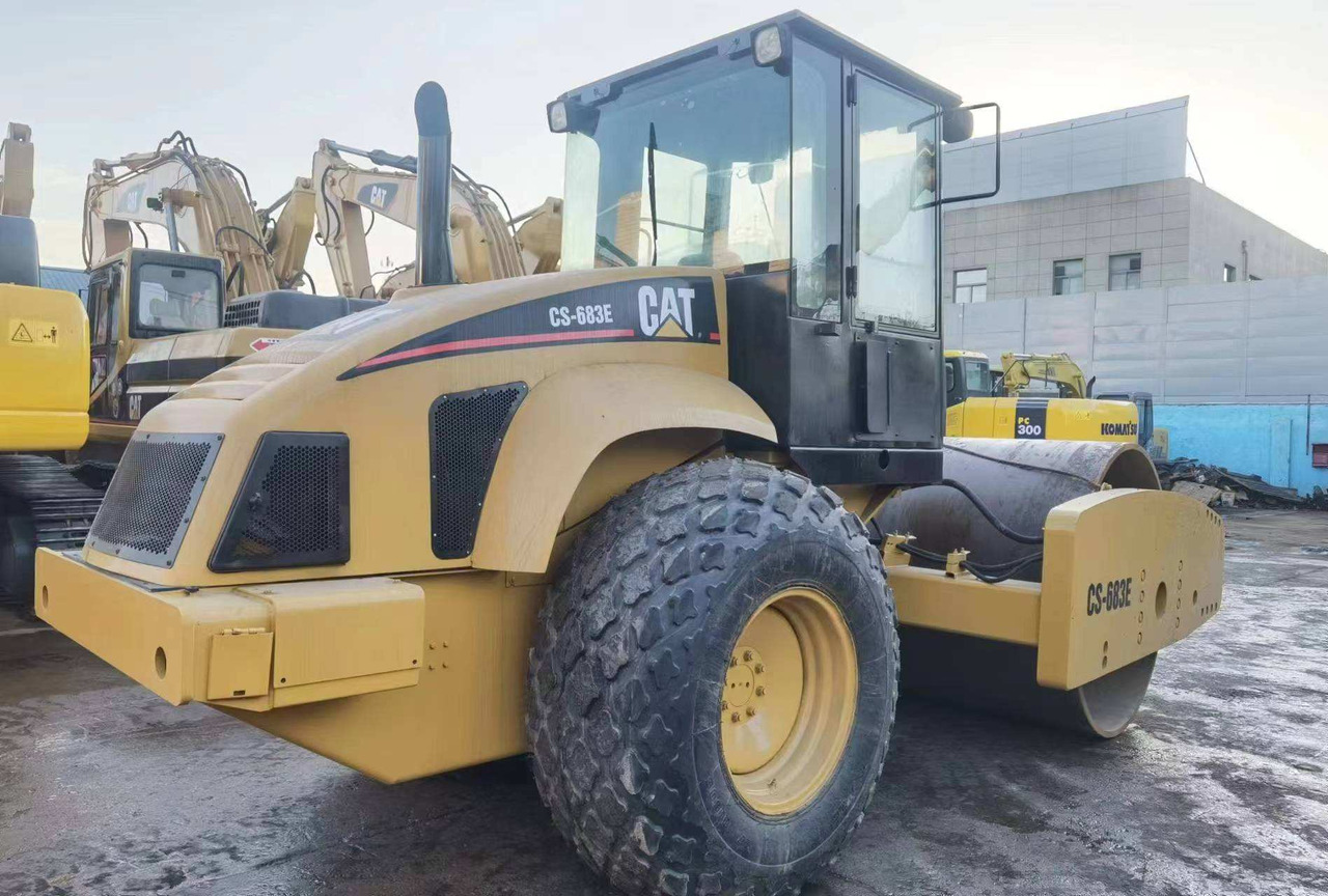 Used Road making machine CAT CS 683E roller - Road roller: picture 3 Used Road making machine CAT CS 683E roller - Road roller: picture 3