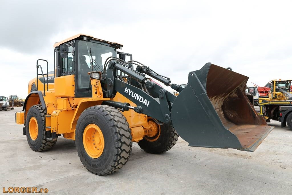 Hyundai HL 955 A - Wheel loader: picture 4 Hyundai HL 955 A - Wheel loader: picture 4