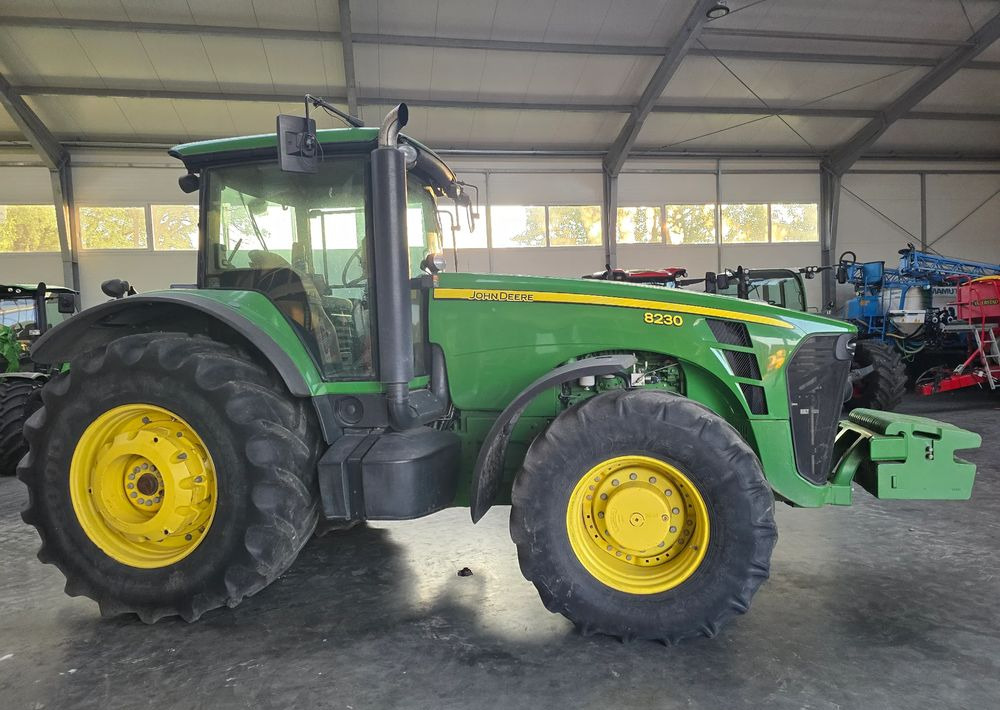 John Deere 8230 - Farm tractor: picture 4 John Deere 8230 - Farm tractor: picture 4